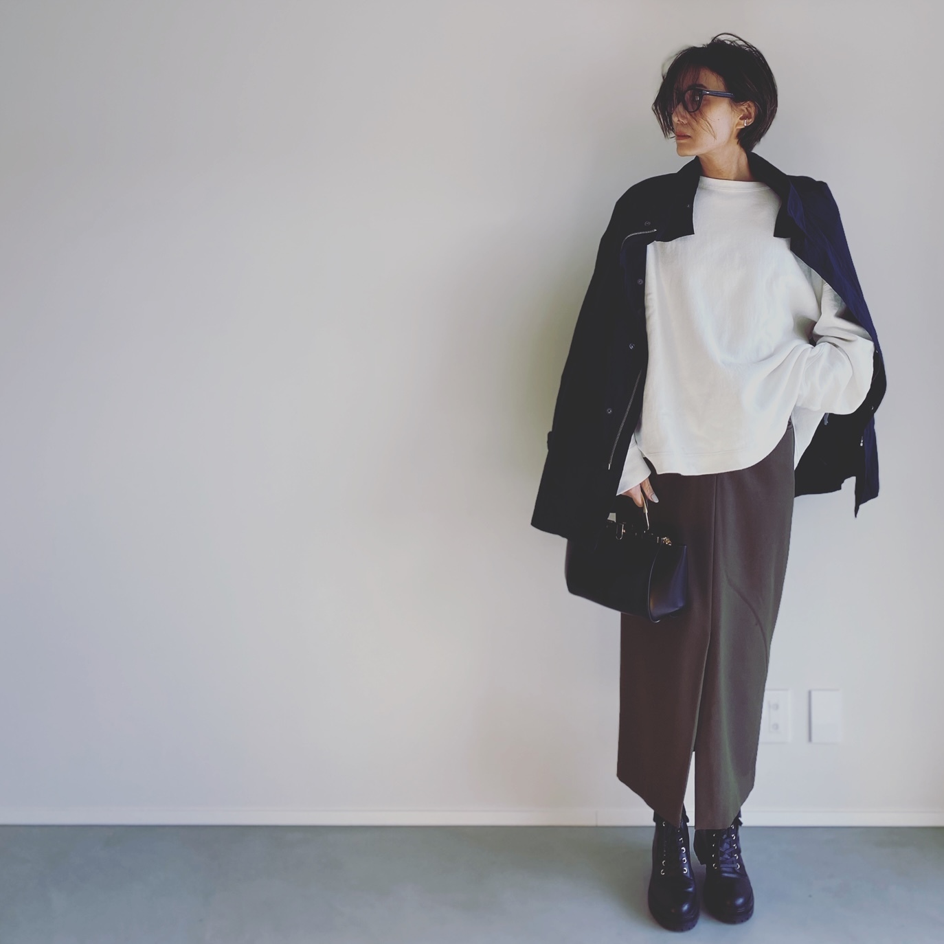 スウェット・ブルゾン/ATON スカート/ELIN ブーツ/Gianvito Rossi バッグ/ZANCHETTI メガネ/OLIVER PEOPLES