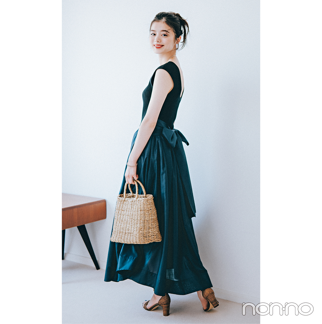 紺野彩夏のエレガントネイビーコーデ5