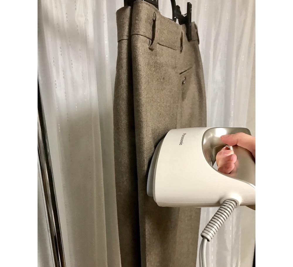 センタープレスのパンツにスチームをかける