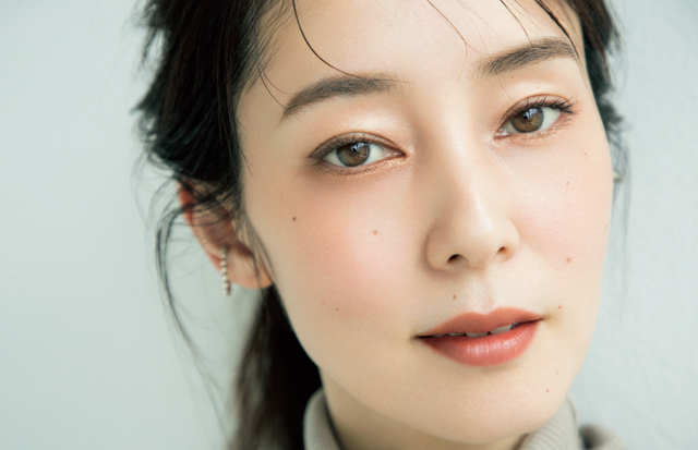 光を与えてくすみをとばす「ツヤ囲み」メイクテク