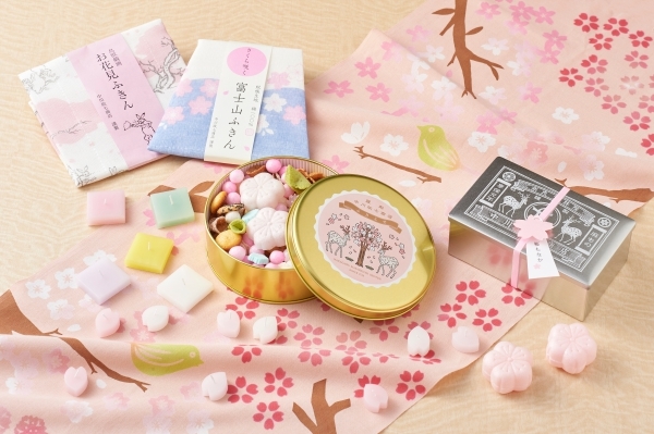 「桜の吹き寄せお菓子缶」(1944円)、「桜もなか」(1404円)、「注染手拭い 見上げ桜」(1620円)など、春らしいアイテムが食卓を彩る