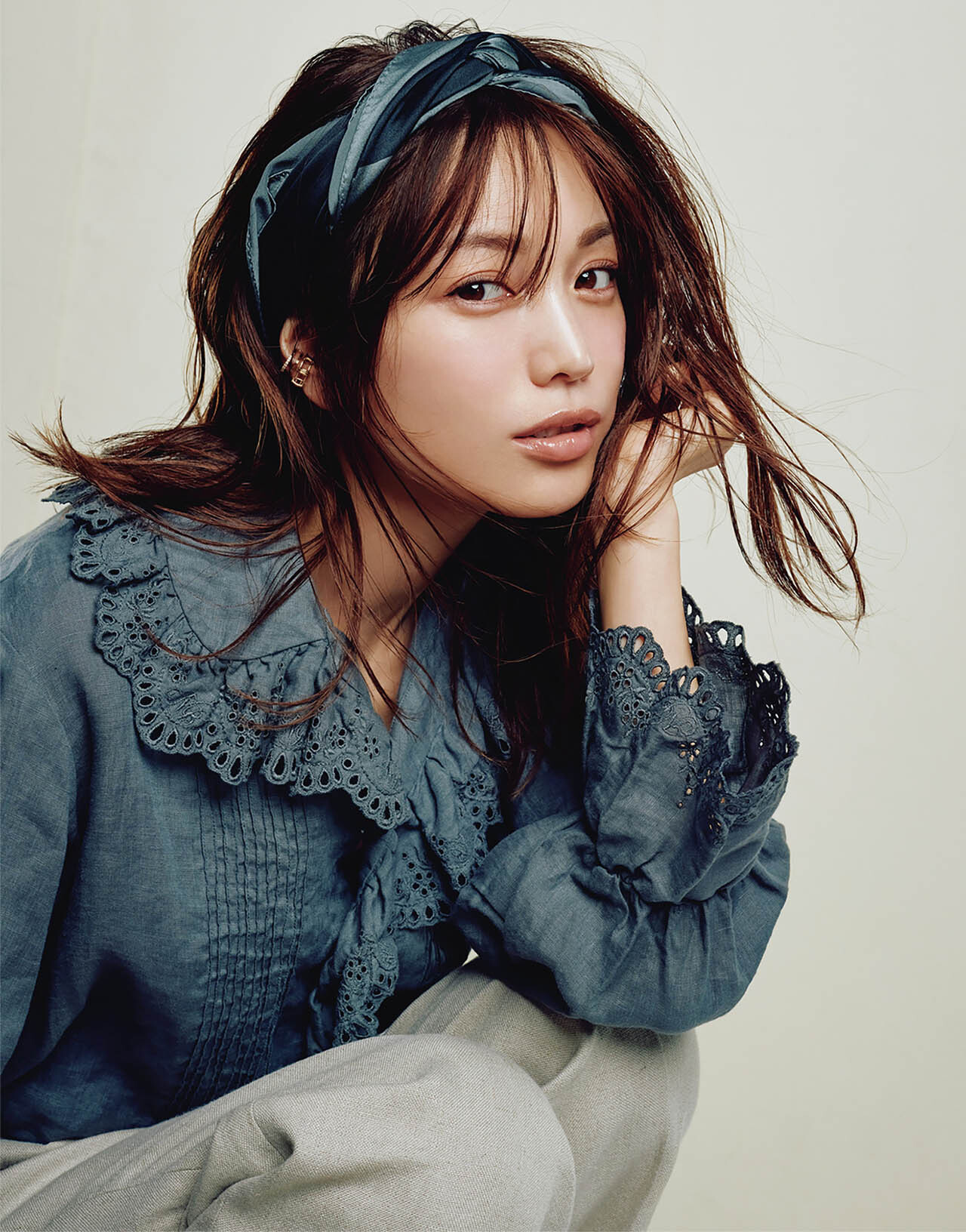 蛯原友里の甘ブラウスコーデ