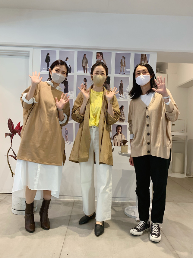 左:PRの齊川真美さん 右:デザイナーの杉本佳代さんと!皆んなベージュ♡