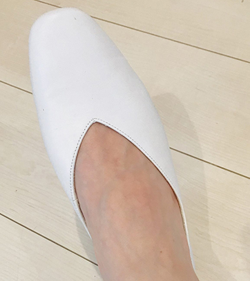 マニッシュスタイルに合うスクエアトゥ。足をキレイに見せてくれるVカットデザイン