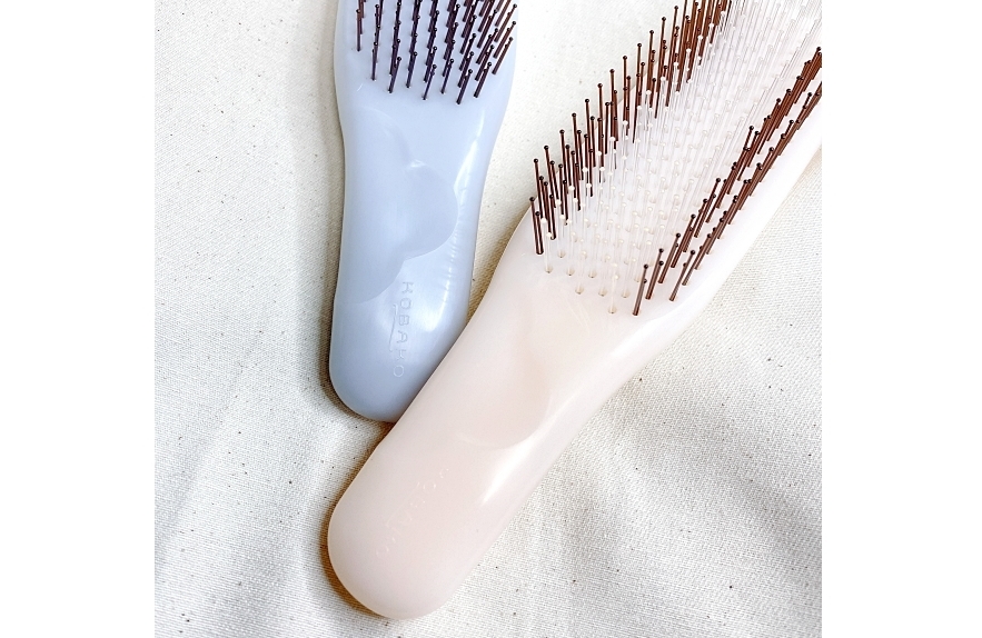 KOBAKOの新作のヘアケアシリーズのヘアスムースブラシは柄の部分に花型のくぼみがあって握りやすい工夫がされている