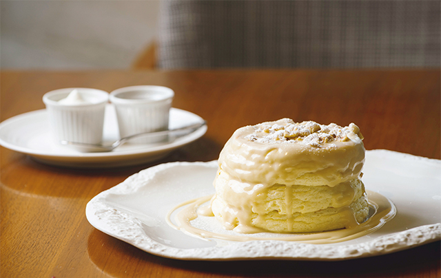 「リコッタチーズのふわふわパンケーキ」(¥2,500)。一度は味わいたい食感とおいしさ