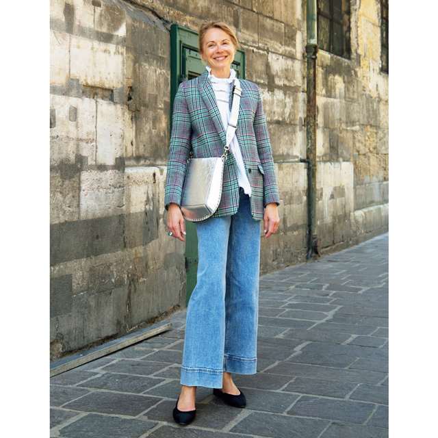 海外おしゃれマダムのジュエリーコーデ パリマダムはデニムをジュエリーで格上げ Web Eclat 50代女性のためのファッション ビューティ ライフスタイル最新情報