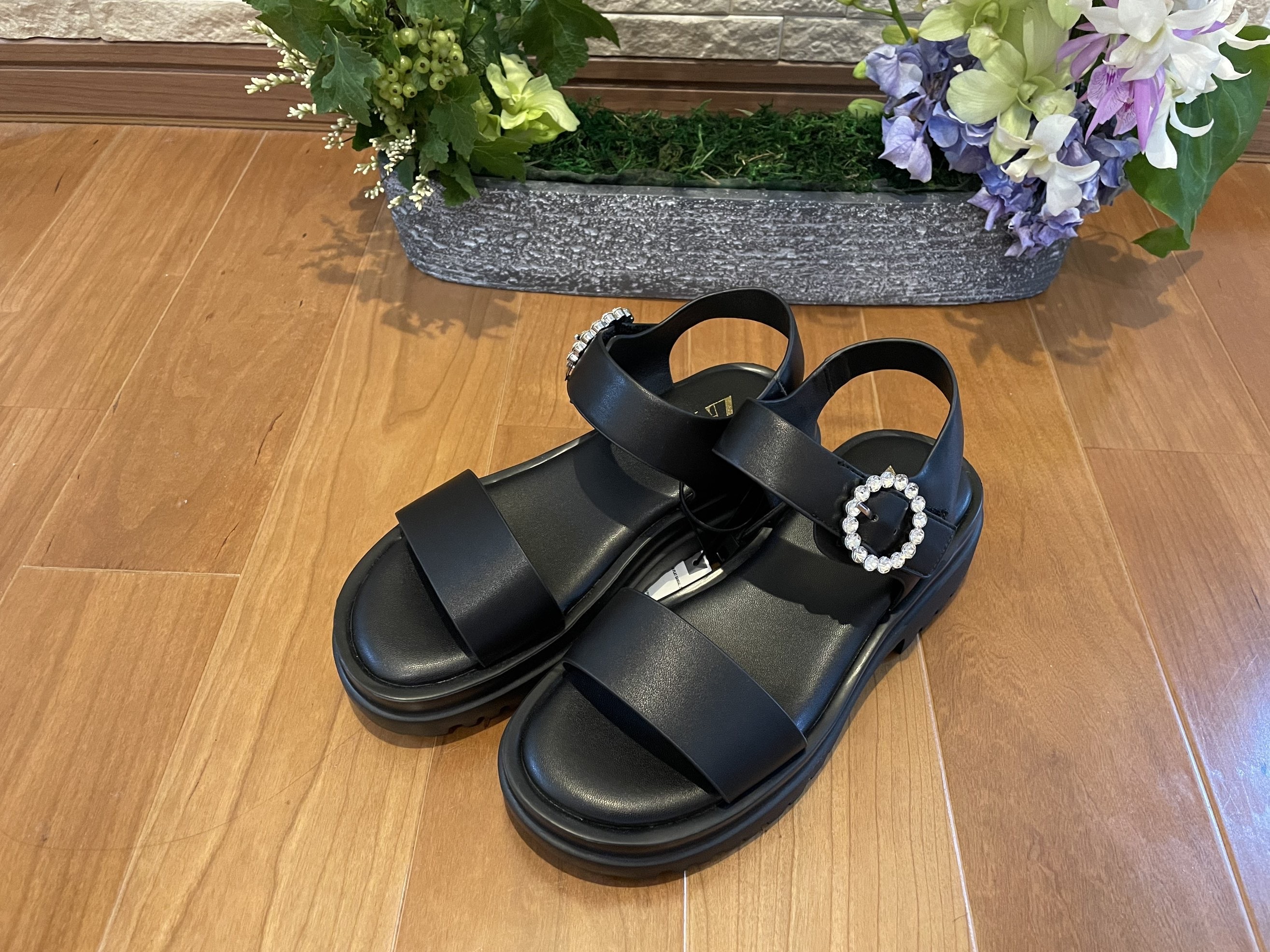 黒 ビジュー付きサンダル
