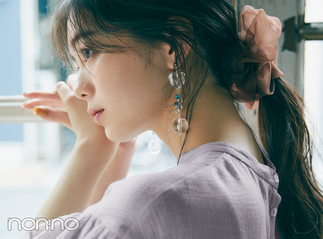 紺野彩夏のプチプラアクセサリー『シアーシュシュ×クリアイヤリング』モデルカット3-1