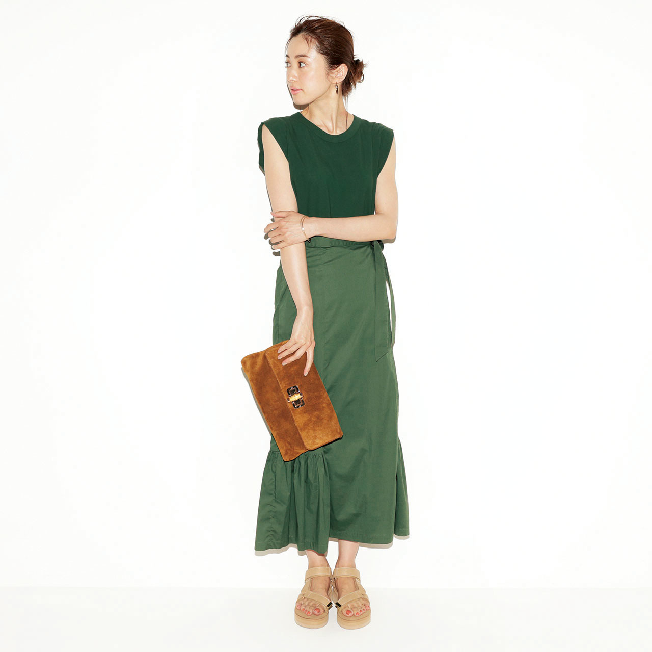 ノースリーブカットソー×ロングスカートコーデ