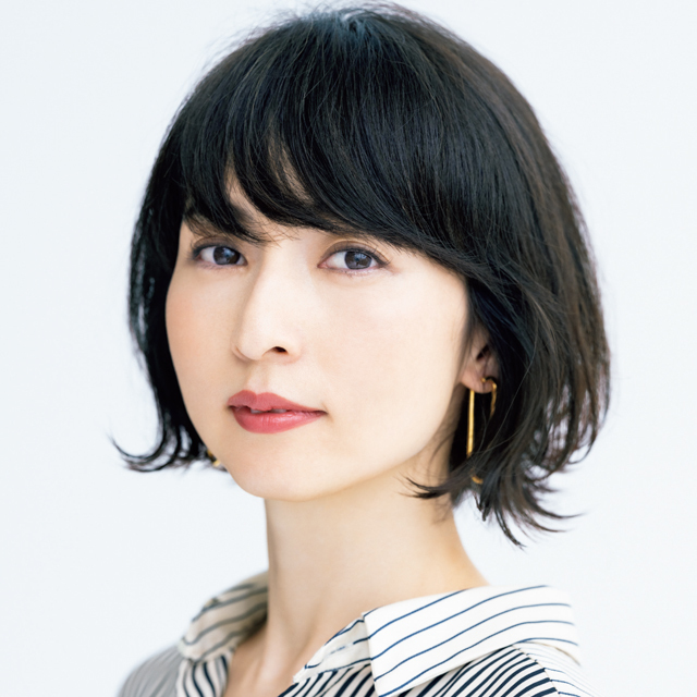 重めの前髪をプラスして、さらにツヤ感を強調