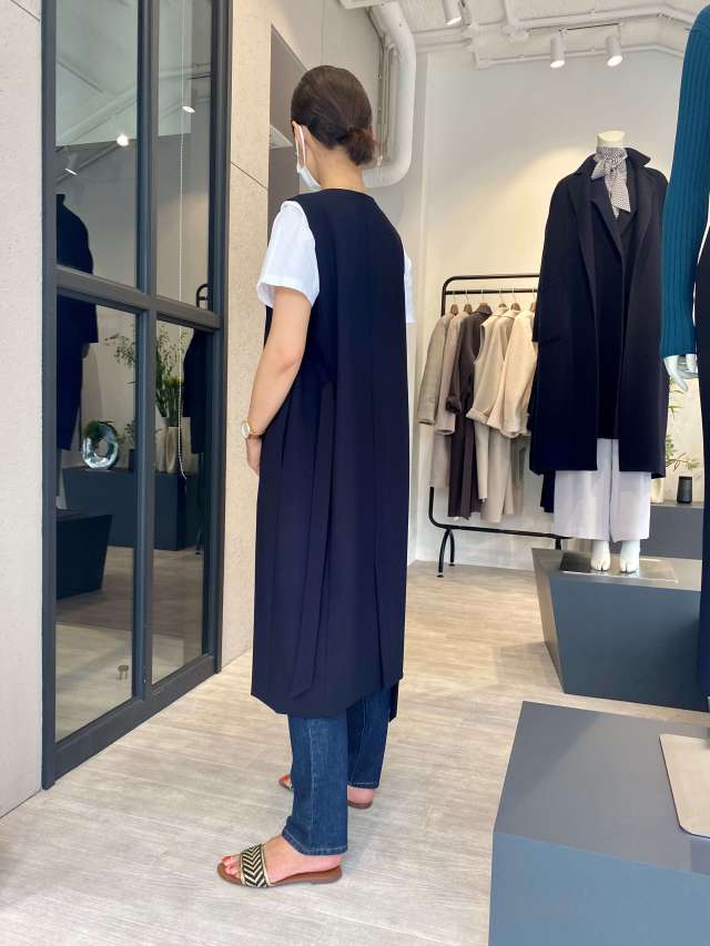 後ろのラインと横のさりげないタック具合がたまらん!
