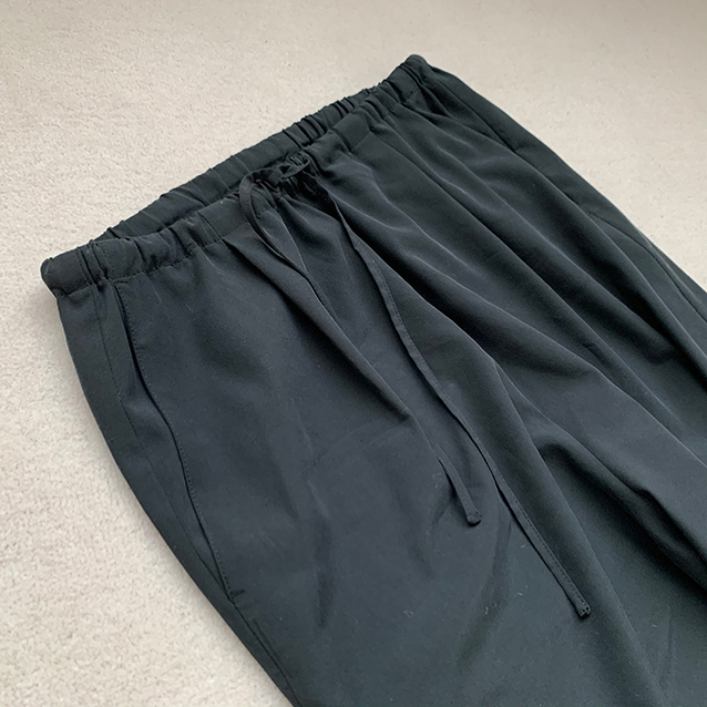 定番の黒パンツを極める!今っぽく、おしゃれで、美脚見えする黒パンツコーデまとめ|40代ファッション_1_17