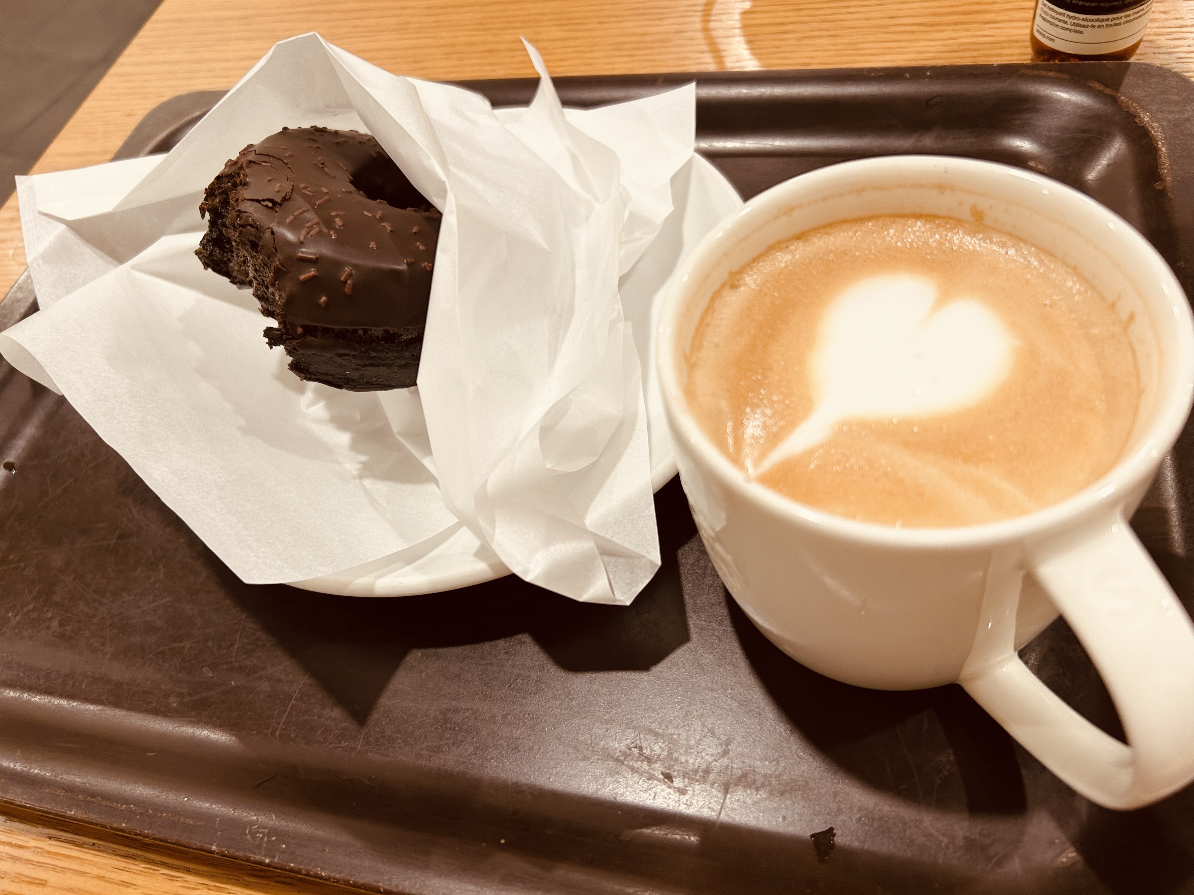 かじった写真でごめんなさい!食べてからふと「これって私の贅沢時間かも」と思い立ったのでした。