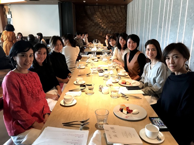 先日の美女組ランチ会での同じテーブルのみなさまと。次は同期会もしたいね♡