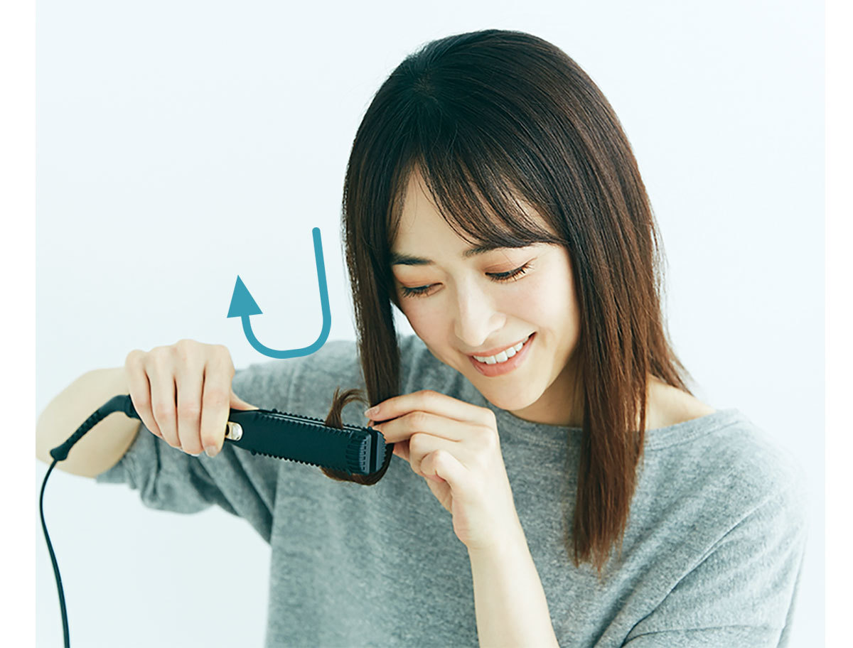 モデル樋場早紀 2.中間~毛先を外ハネに曲げる