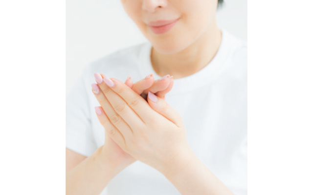 まずは手のひらにとり、体温でテクスチャーをゆるませてから
