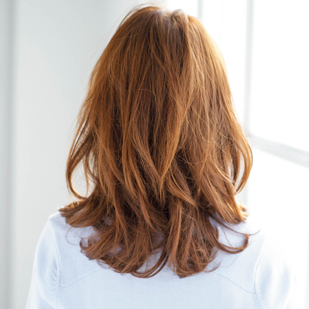 目力強調バングで、40代の可愛らしさを引き出すミディアムヘア【40代のミディアムヘア】_1_4