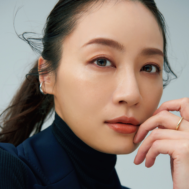 湿度を感じるニュアンスで 大人の余裕が漂う目もとが完成