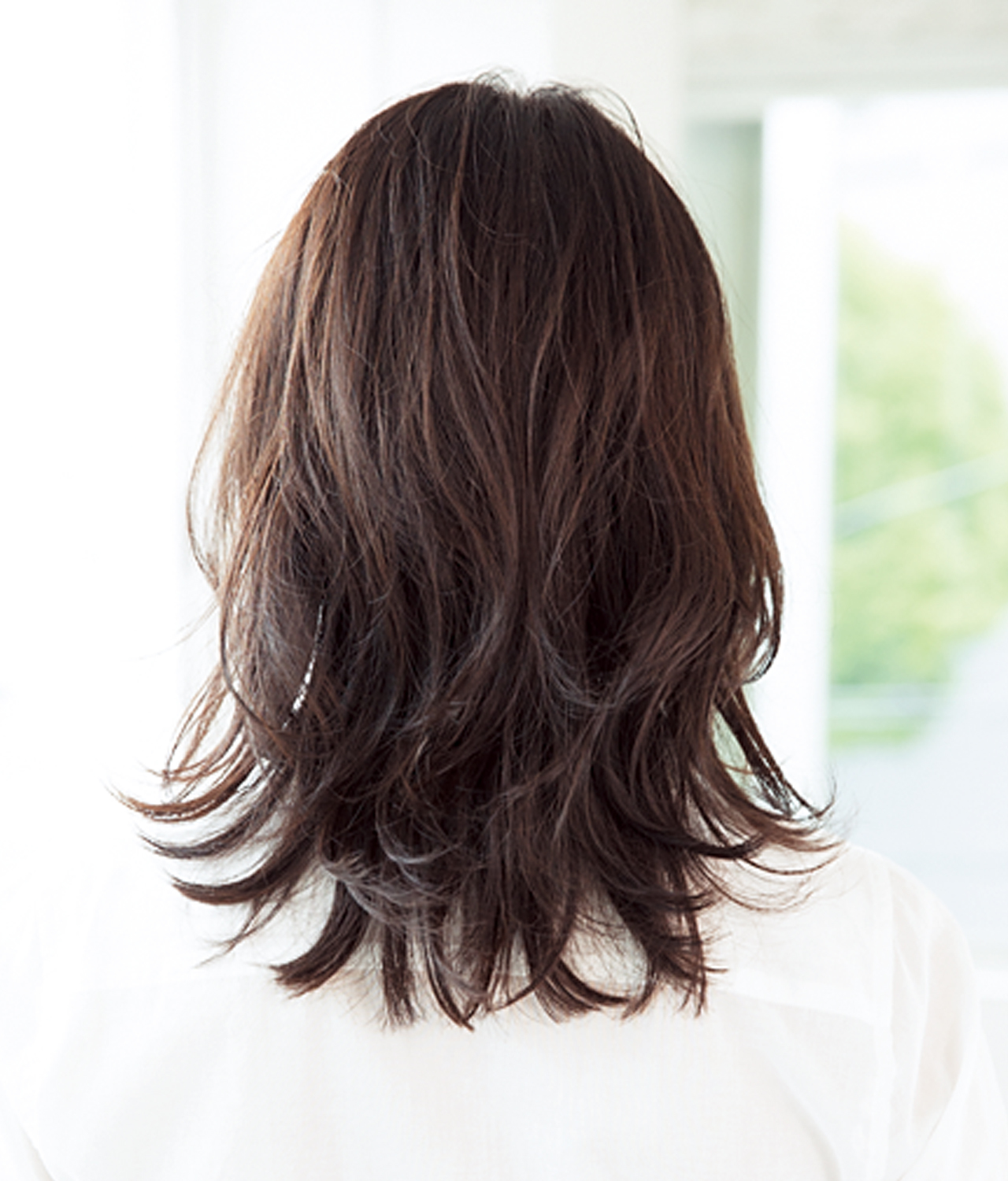 ミディアムヘアを脱コンサバにするのは毛先の外ハネ!【40代のミディアムヘア】_1_3