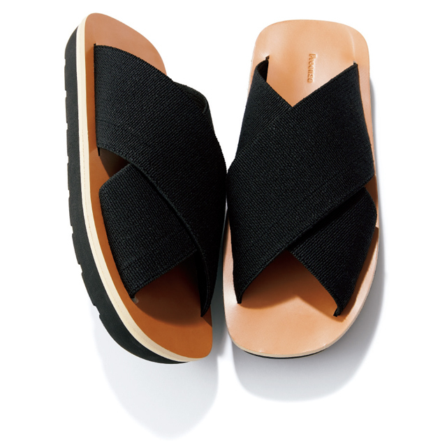 靴(H3cm)¥61,600/ゲストリスト(プロエンザ スクーラー/ハウント代官山)