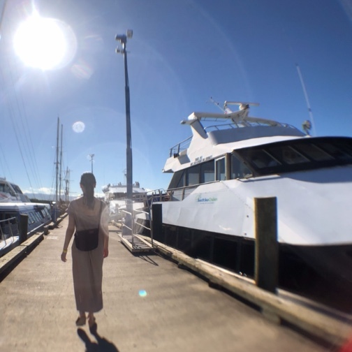 右にある船に乗りました🚢