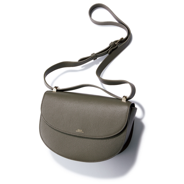 グレーやカーキみを含んだベージュならニュートラルで万能。 バッグ(H18×W24×D8cm)¥60,000/アー・ペー・セー カスタマーサービス(アー・ペー・セー)