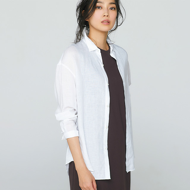 シャツ¥19,000/ギャルリー・ヴィー 丸の内店(ギャルリー・ヴィー) ワンピース¥19,000/エイトン青山(エイトン)