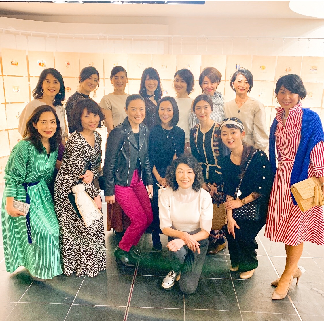 山本容子さんとéclat華組、jマダムの皆さんと記念撮影