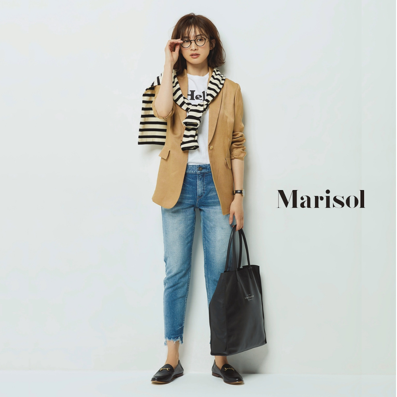 40代ファッション ベージュジャケット×Tシャツ×デニムパンツコーデ