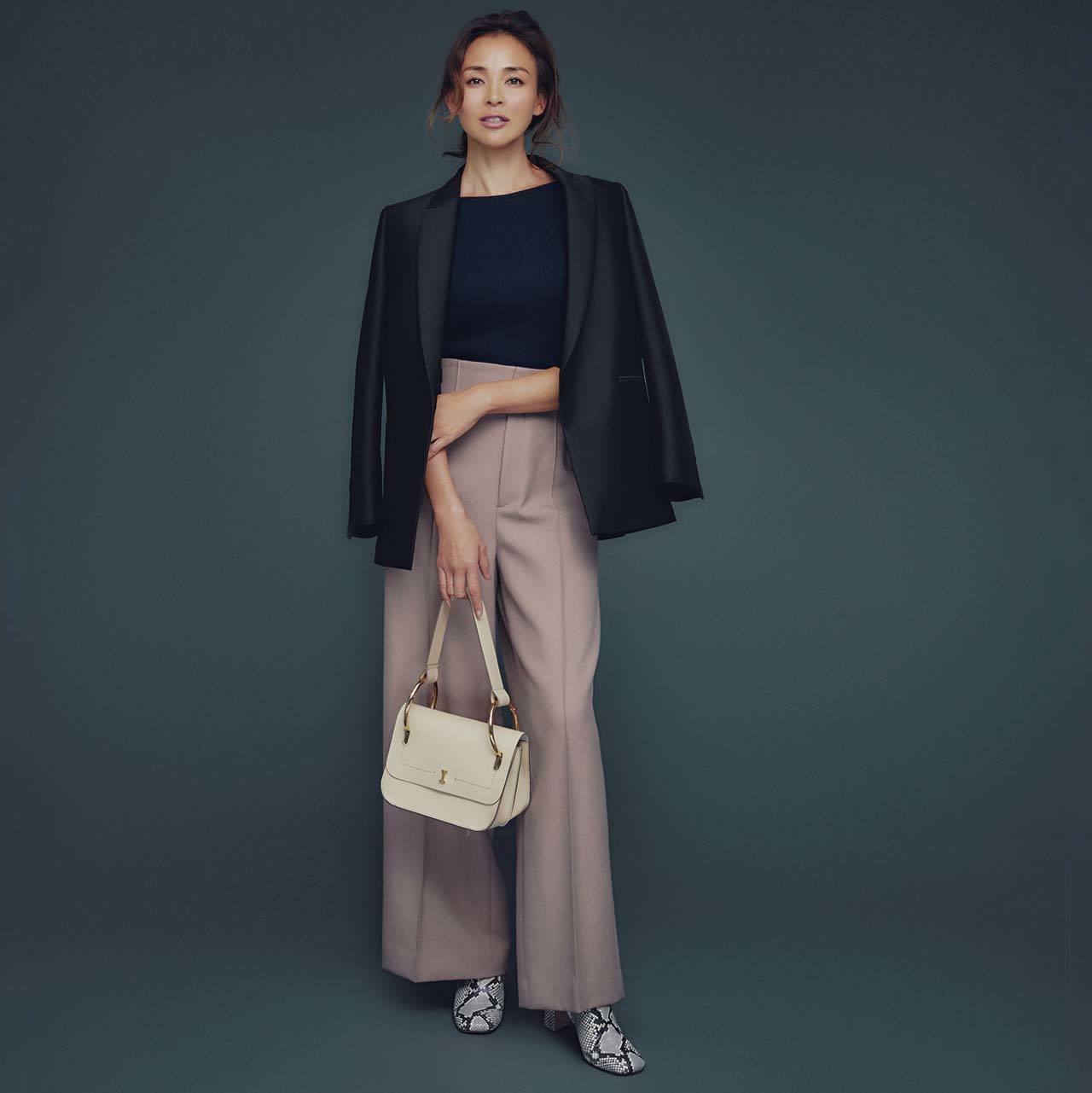 ジャケット×ハイウエストパンツ×ショートブーツコーデを着たモデルのSHISOさん