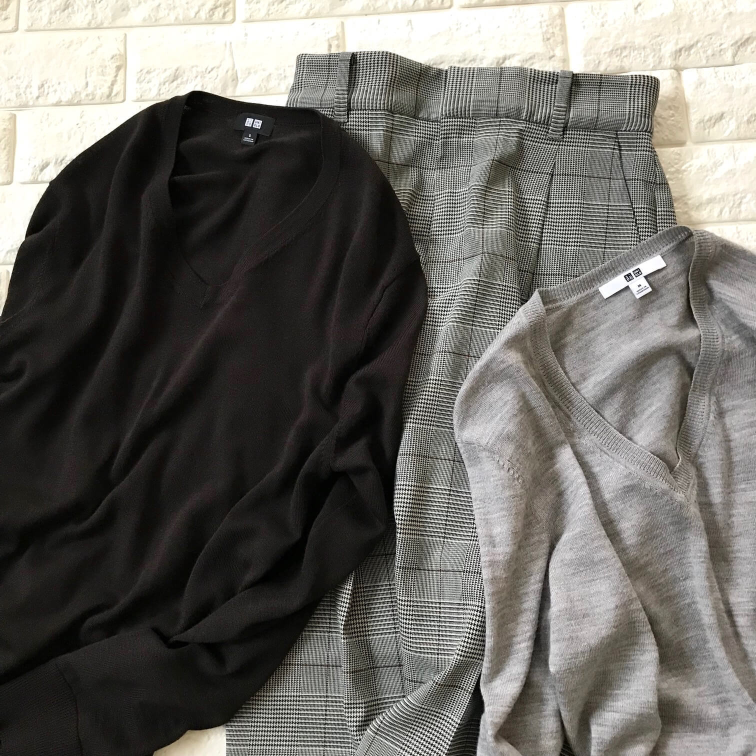 グローバルワークのパンツとニット2点を合わせた画像