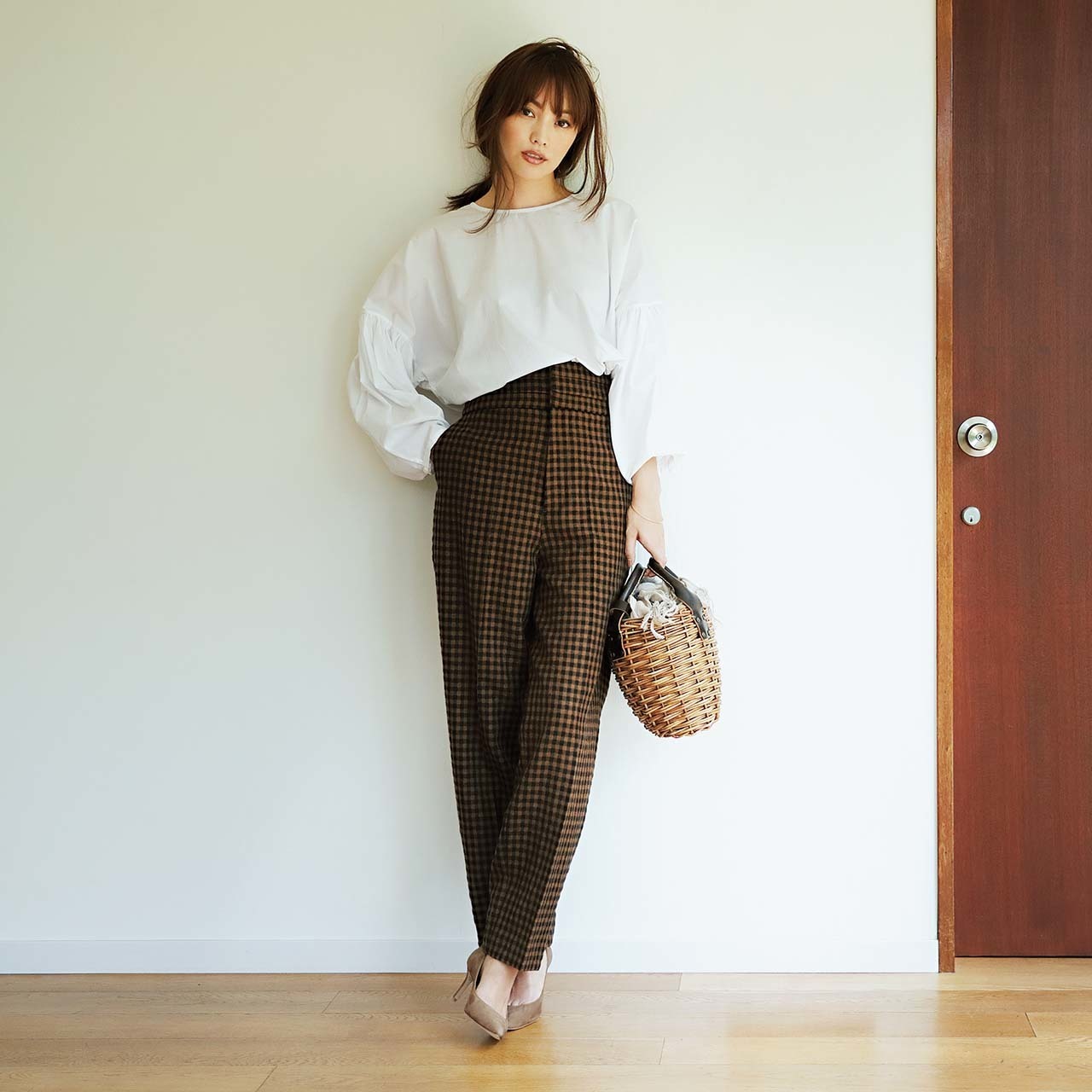 ファッション チェックパンツ×ブラウスコーデ