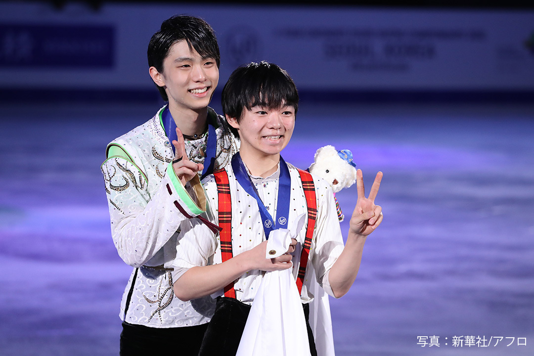 2020年四大陸選手権表彰式の写真撮影での一コマ。見事銅メダルを獲得した鍵山優真選手と。