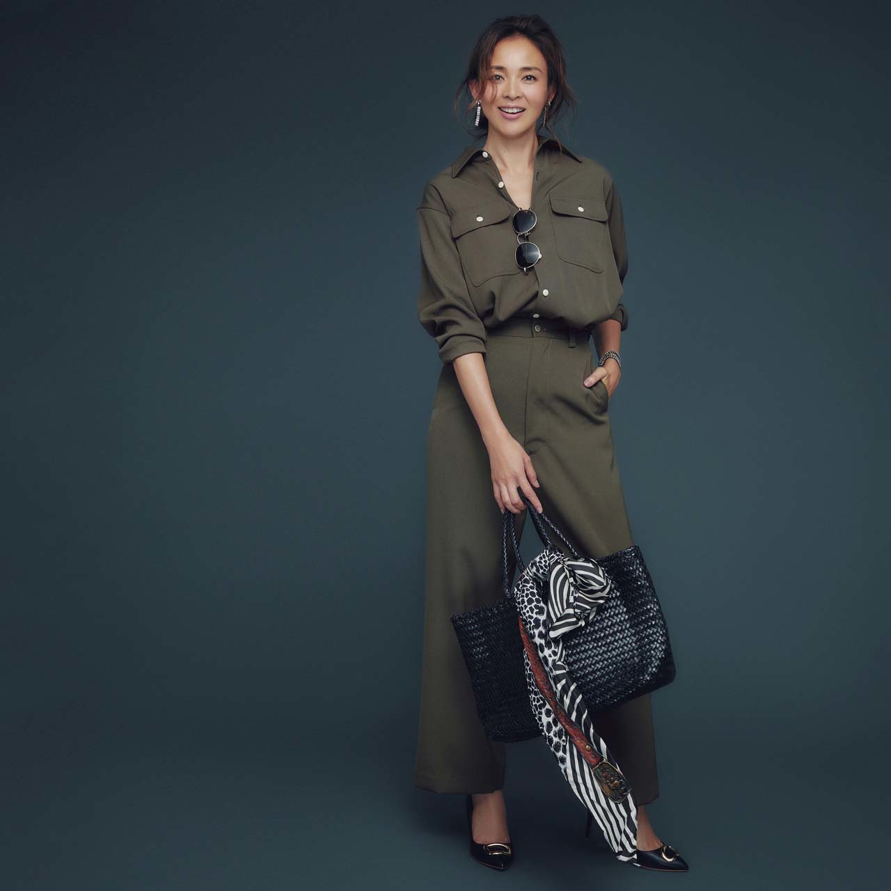 シャツ×ハイウエストパンツのセットアップを着たモデルのSHIHOさん