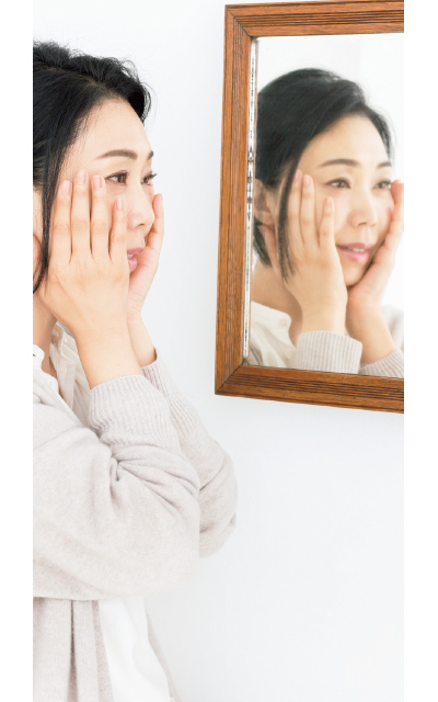 鏡の前でお手入れしている