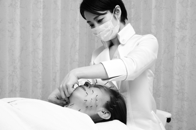刺す鍼で、皮膚のゆるみを引き締めていく