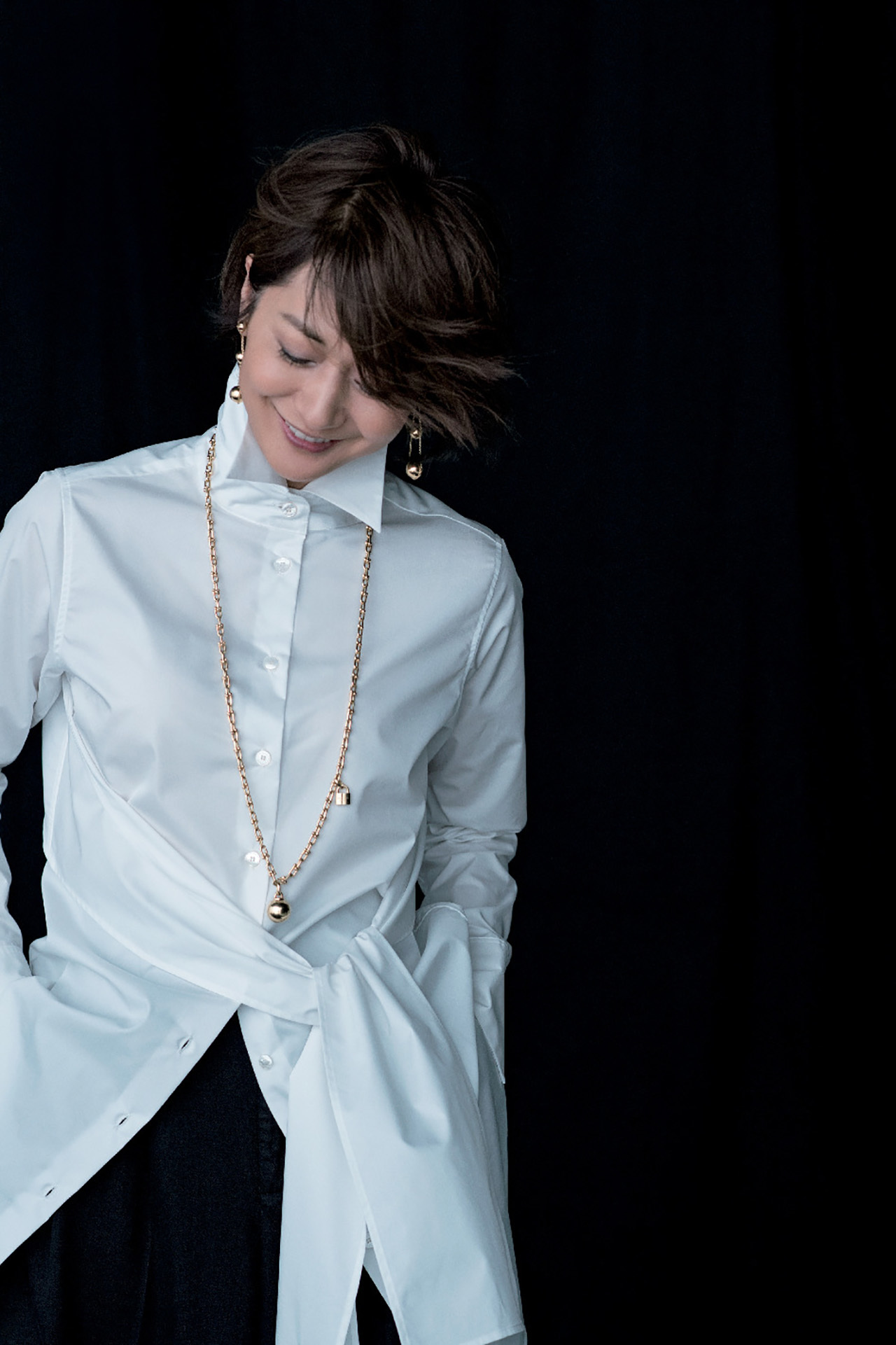富岡佳子がまとう 白シャツにゴールドのジュエリー 五選 Web Eclat 50代女性のためのファッション ビューティ ライフスタイル最新情報