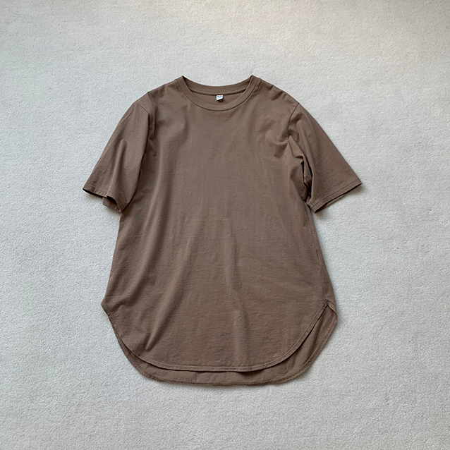 ▲「ユニクロ」のスムースコットンラウンドヘムロングT(半袖) ¥1,500