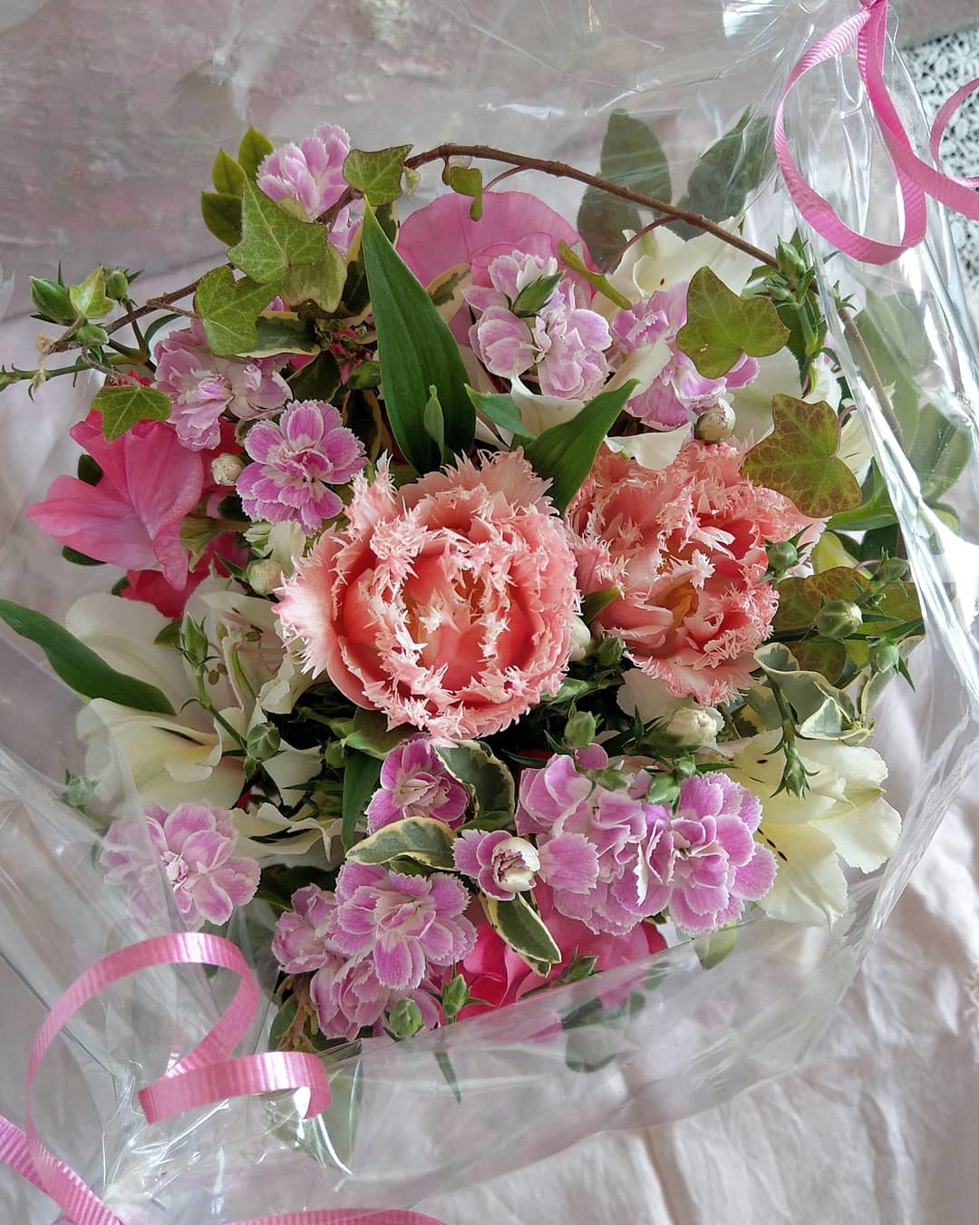 ラッピングしてリボンを結び、お届けしました