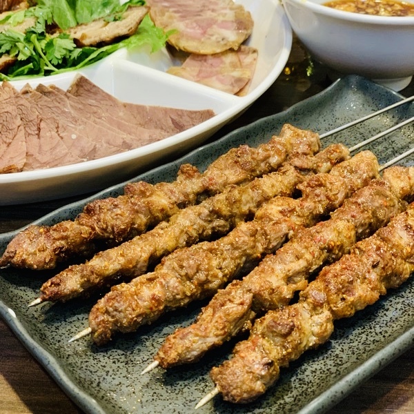 いろんなスパイスの味がする羊肉の串焼き!