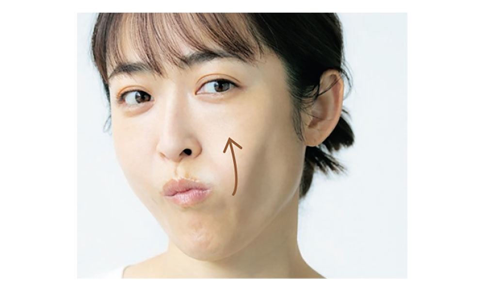 モダイオラスに舌先を当て、下から上に向かってゆっくり舌を動かしながら、凝り固まりがちなモダイオラスをほぐす。舌筋のトレーニングにも。