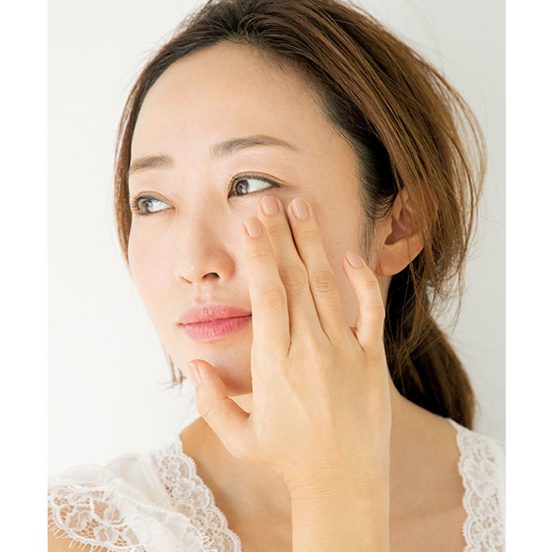 4.最後に微調整を。目もと、口もと、鼻、生えぎわなど細かい部分を指で"チビプレス"してなじませる