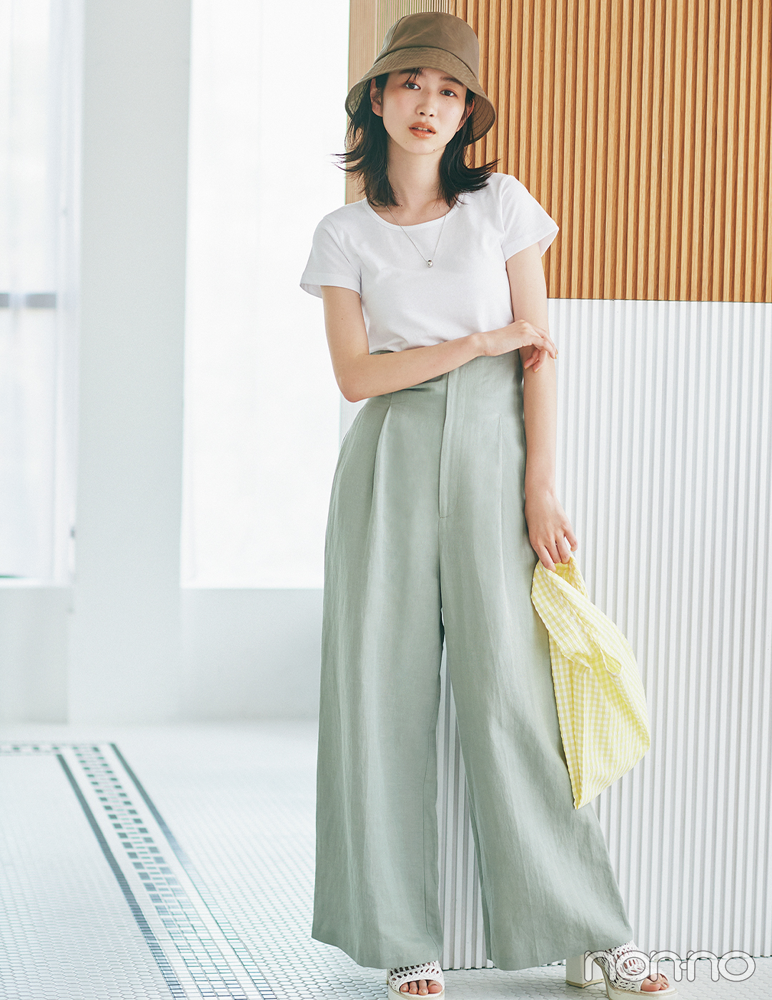 ミニマルな白tで 脚長パンツの魅力を引き出して 大学生の毎日コーデ Non No Web ファッション 美容 モデル情報を毎日お届け