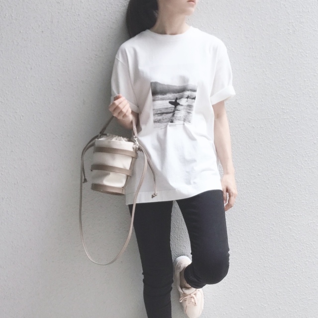 Tシャツとデニムとスニーカー