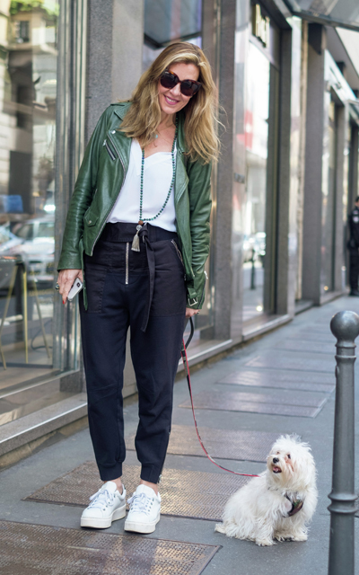 白tは 夏のクッションアイテム として気軽に取り入れる パリ ミラノ 今夏のトレンドスナップ Web Eclat 50代女性のための ファッション ビューティ ライフスタイル最新情報