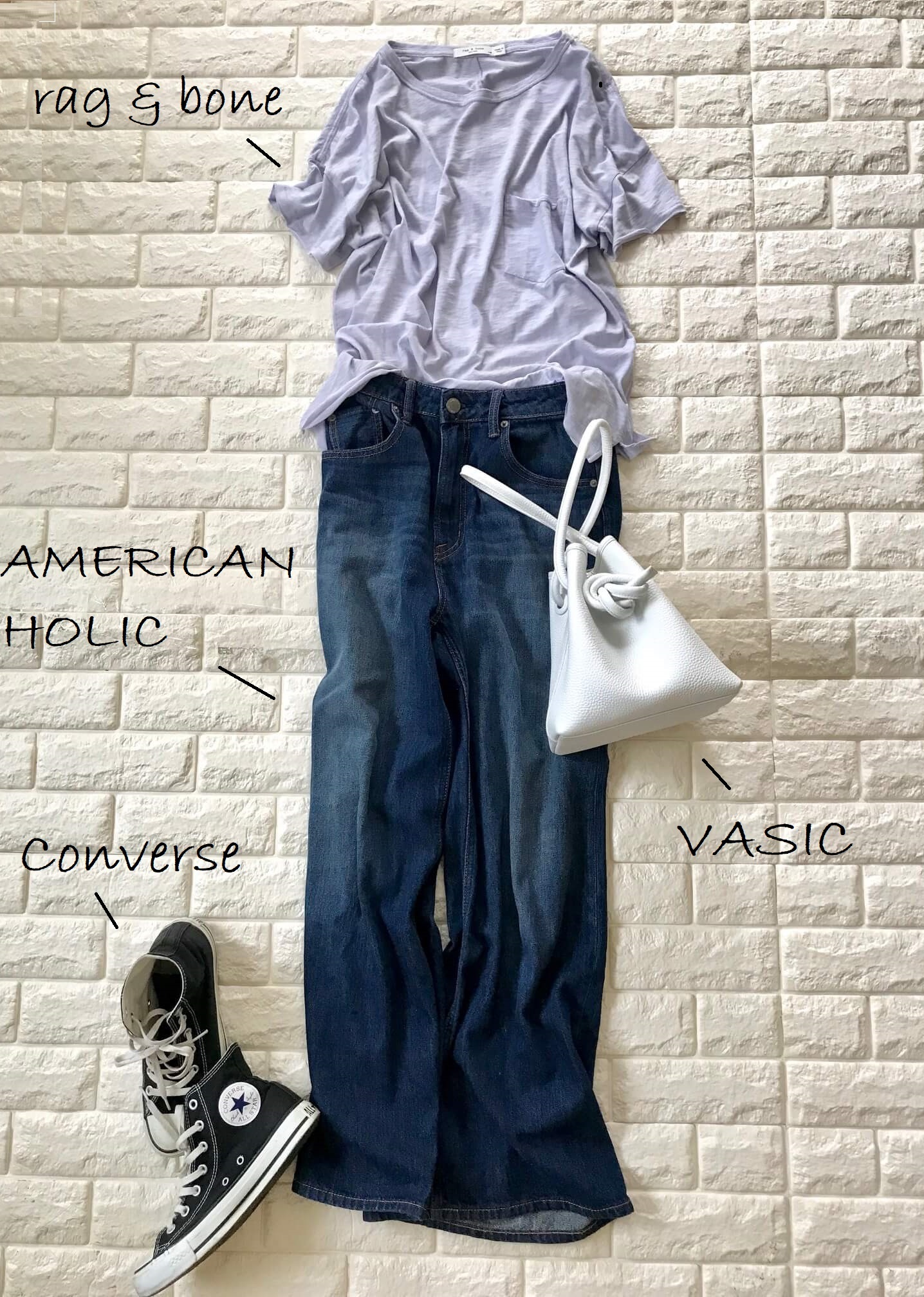 アメリカンホリックのデニムとTシャツを合わせたカジュアルコーデ