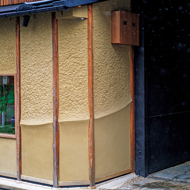 店は閑静な住宅地にあり、月替わりの鍋懐石が評判