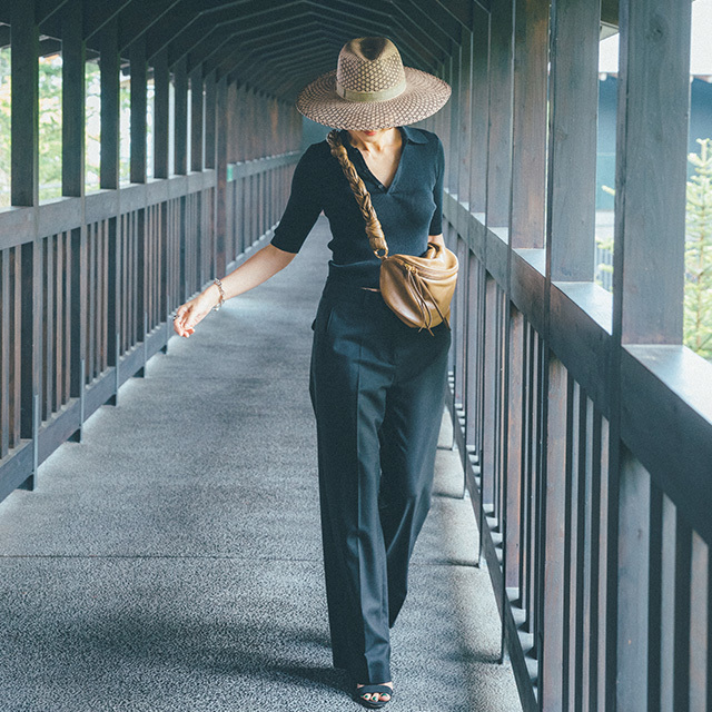 トレンドの「コンパクトトップス」でほんのり肌見せ【富岡佳子 夏のプライベート・スタイル】