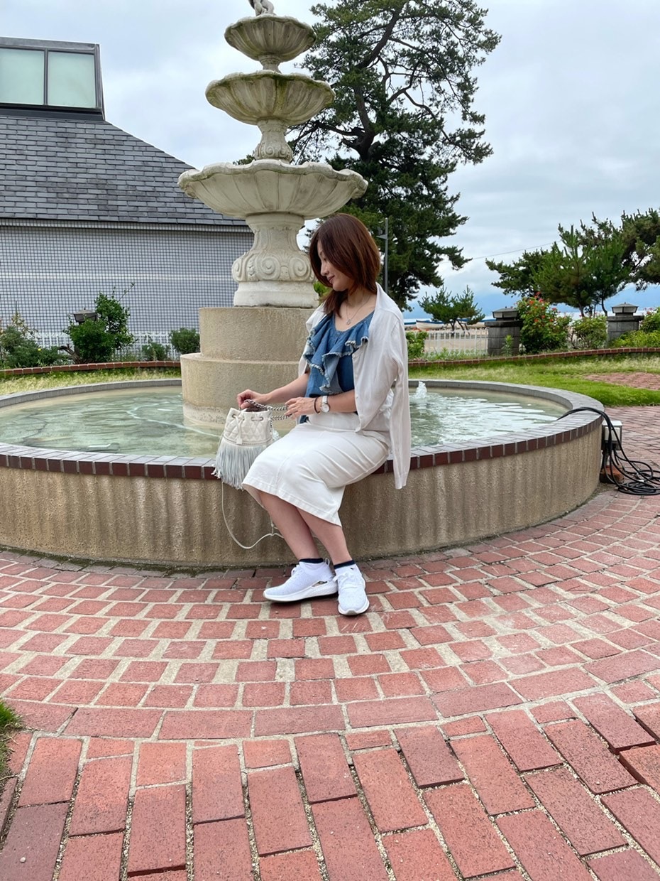 噴水 座る女性